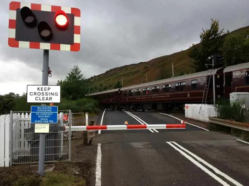 Level crossing. Железнодорожный переезд. Шлагбаум в Америке. ЖД шлагбаум. Железнодорожный переезд США.