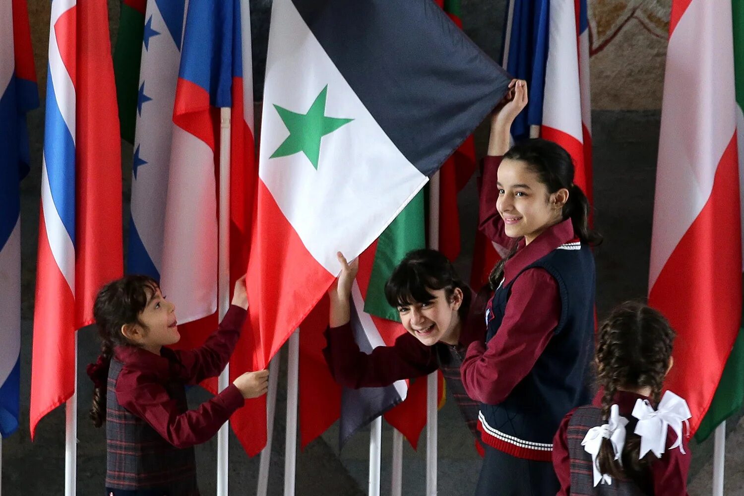 Дети россии дети сирии. Студенты из Сирии. Сирийские дети с флагами. ИНТЕРДОМ сирийцы.
