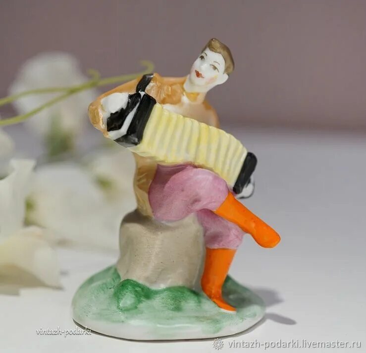 Статуэтка гармонист ссср лфз. Статуэтка гармонист фарфор ссср. Гармонисты фарфор. Статуэтка юный гармонист лфз. Статуэтка перепляс городница.