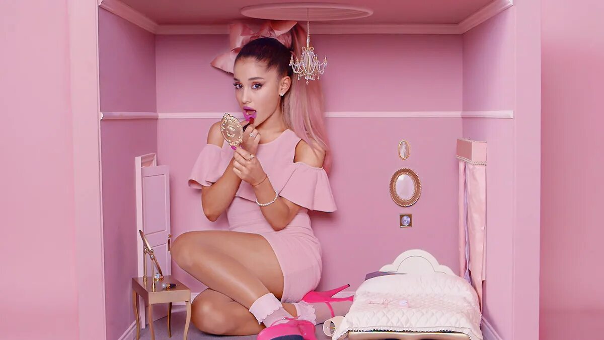 Связанные молодые девушки. Мэдди зиглер. Мэдди зиглер sia. Клип девушка в комнате. Фотосессия в розовой комнате.