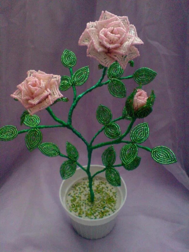 Объёмные цветы из бисера. Плетение бисером розы. Цветы из бисера схемы плетения для начинающих роза. Розы из бисера. Анна масальская бисерная флористика.