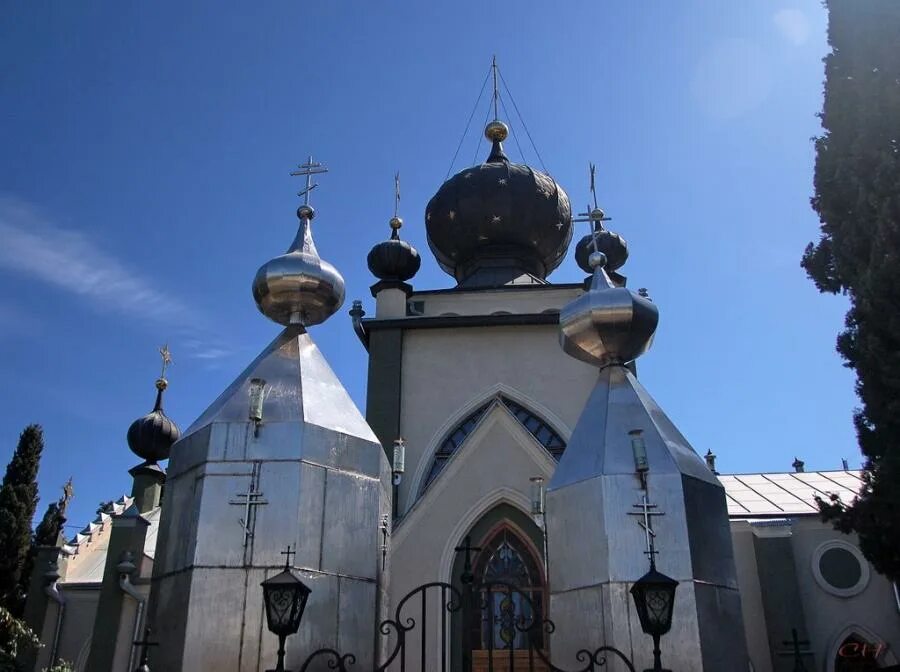Алушта храм всех крымских. Храм феодора стратилата алушта. храм всех крымских святых и феодора стратилата. церковь всех крымских святых и феодора стратилата алушта. храм всех крымских святых в алуште.