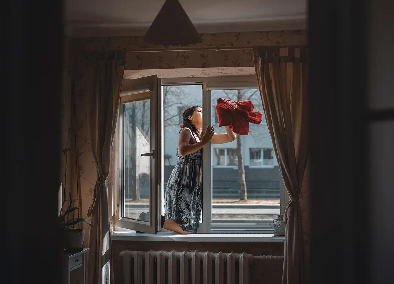 Год окну жизни. Окно жизни. Мойка окон. Женщина моет окна в деревенском доме. Девушка вымыла окно.