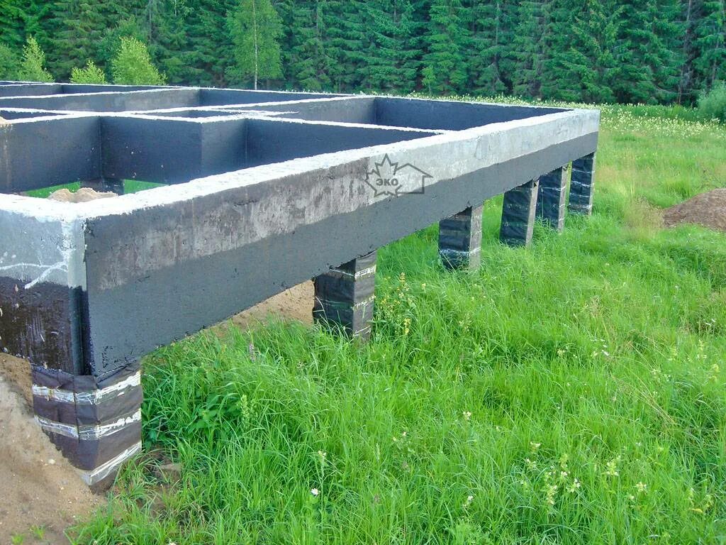 Сваеоросверкрвый фундамент. Ленточно ростверковый фундамент. Свай6ног ростверкогвыцй фундамент. Фундамент ростверковый монолитный. Монолитный железобетонный свайно-ростверковый.