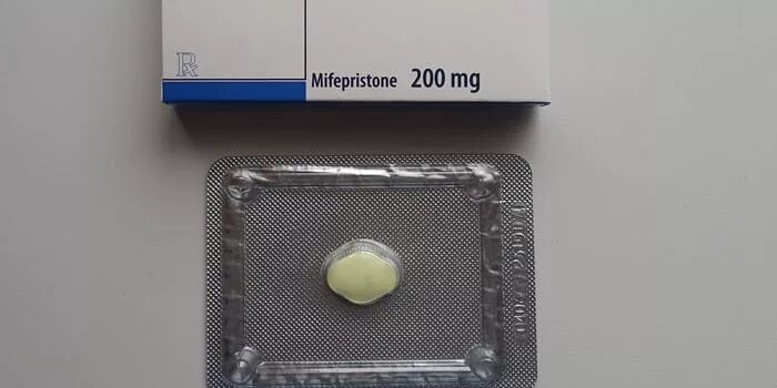 Таблетки для выкидыша на ранних. Mifepristone-200mg. Мифепристон 200 мг. Таблетка для прерывания беременности на ранних сроках.