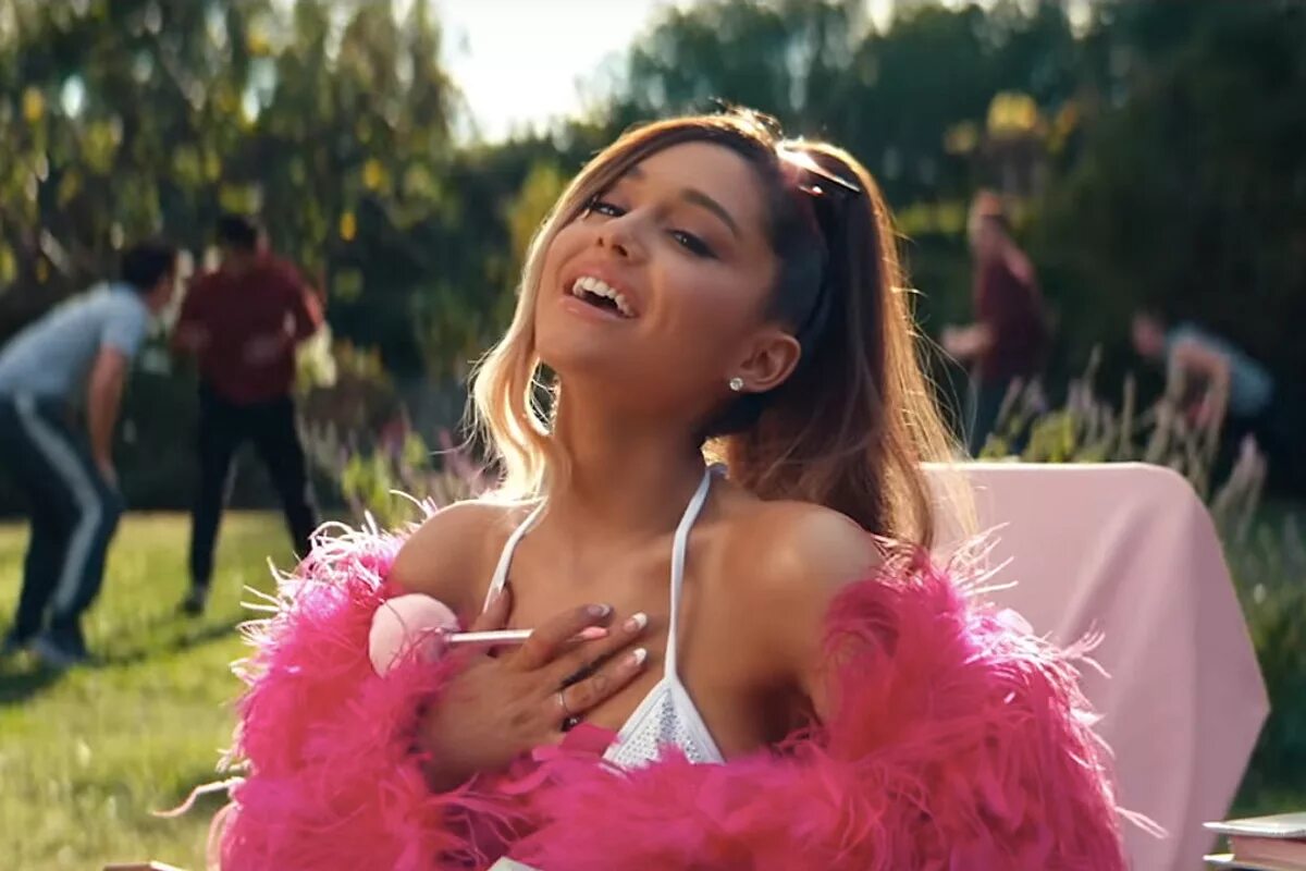 Ariana grande. Послушаем видео музыку