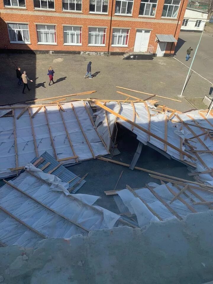 Песня сорвало крышу. Кровля школы. снесло крышу. крыша школы.