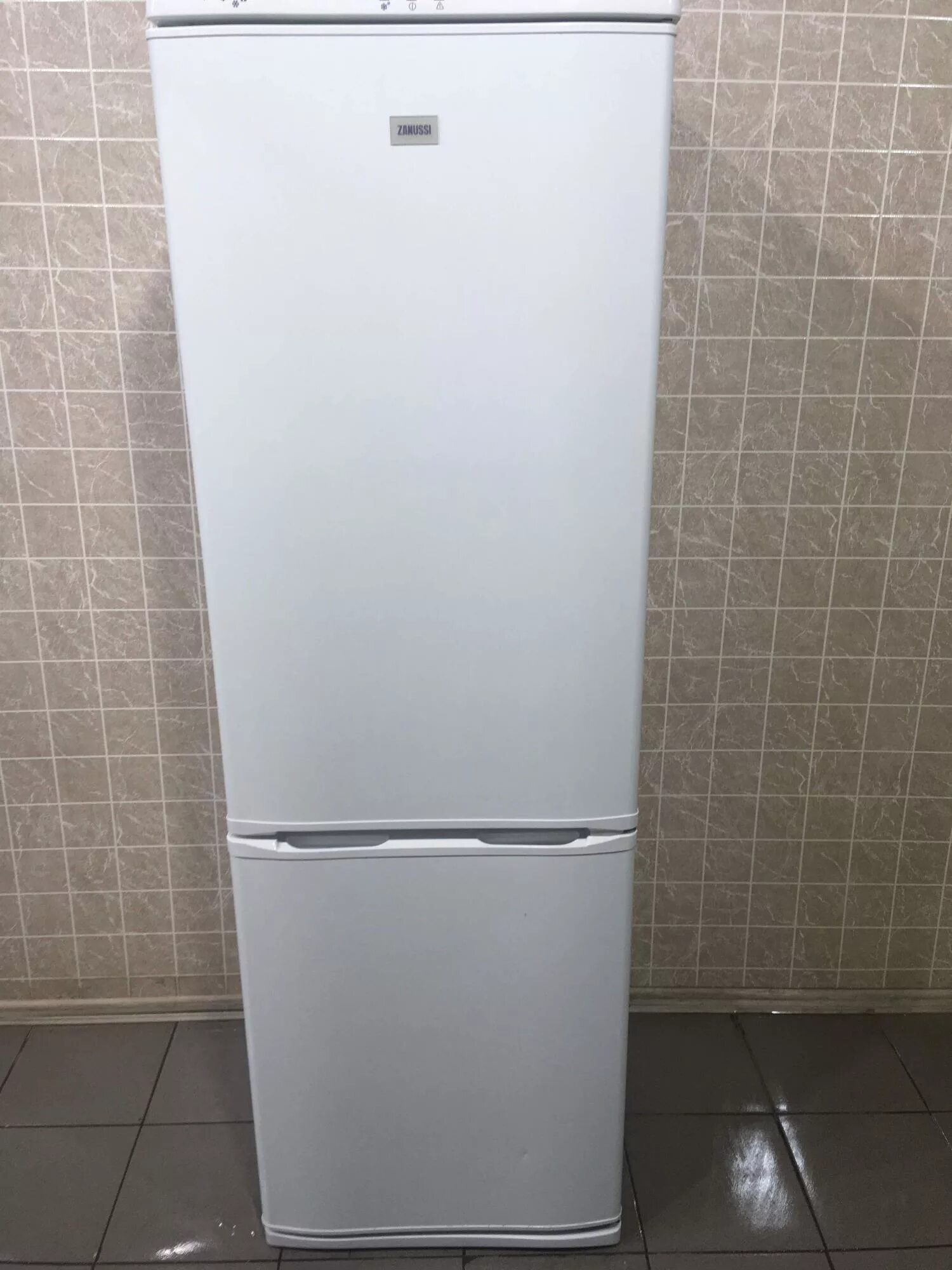 Холодильник индезит бу. Атлант МХМ 1733-01. Холодильник Индезит б590. Холодильник Дженерал Фрост.