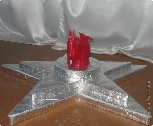 Необычные поделки к 9 мая. Знак бесконечности пальцами рук. Вечный огонь поделка в детский сад. Знак бесконечности из пальцев. Вечный огонь из картона объемный.