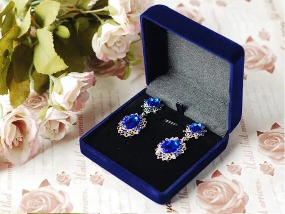 Серьги с бриллиантами в коробочке. Футляр для обручальных колец. Коробка соколов даймонд черная. Кольцо в коробочке. Сережки в подарочной упаковке.