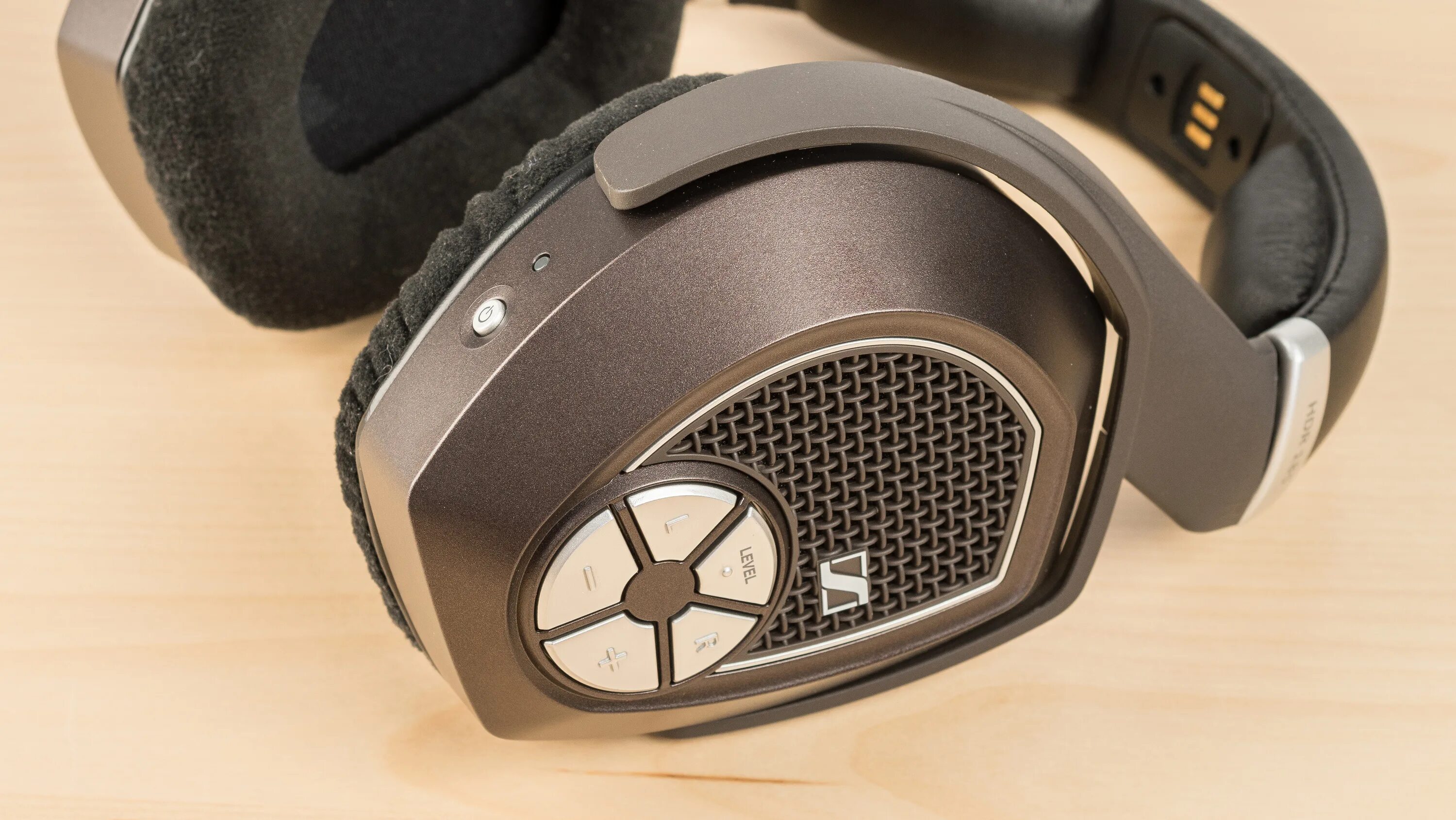 Наушники sennheiser rs беспроводные со станцией. 4/96 (s0540/96) хром (25/250). Рс 185. Рс 185. Ручка мебельная rs032 sn 128mm.