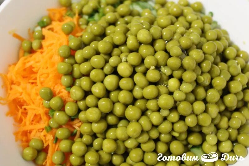 салат зеленый горошек соленый огурец лук. салат с горошком. салат зеленый горошек соленый огурец лук. салат с горохом и огурцом. салат из гороха.