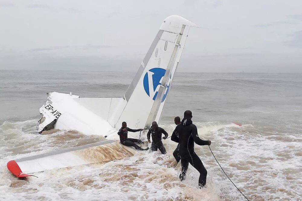 Потерпевшее бедствие. Самолет упал в Атлантический океан. 2017 Упал самолет в котдевуаре.