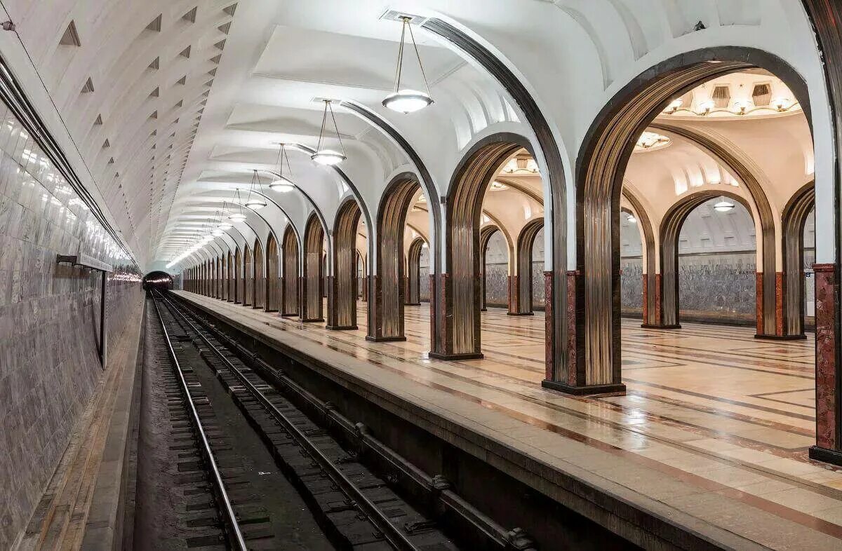 Метрополитен Московский метрополитен. Маяковская станция метро Москва. Московское метро платформа. Маяковская (Замоскворецкая линия).