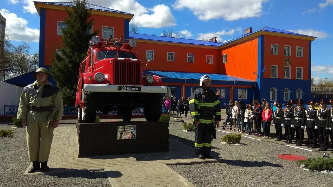 Памятник пожарному автомобилю. ПСЧ 4 Брянск. ПЧ 3 Брянск. Пожарная часть Брянск.