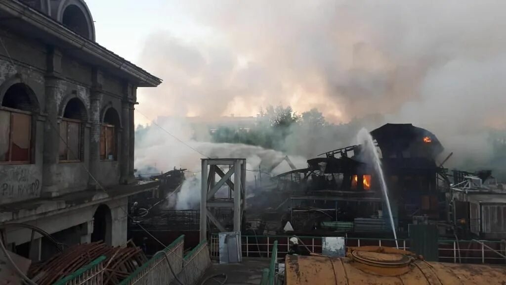 Пожар в вологде сегодня на советском проспекте. Пожар в вологде. пожар в вологде сейчас. пожар дебаркадера вологда. пожар в вологде 25 июня 2025.