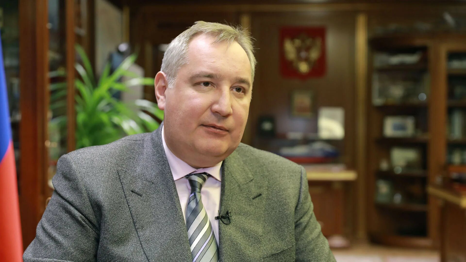 Биография рагозина. Биография рагозина. Рогозин глава роскосмоса. Рогозин семья. Рогозин роскосмос.