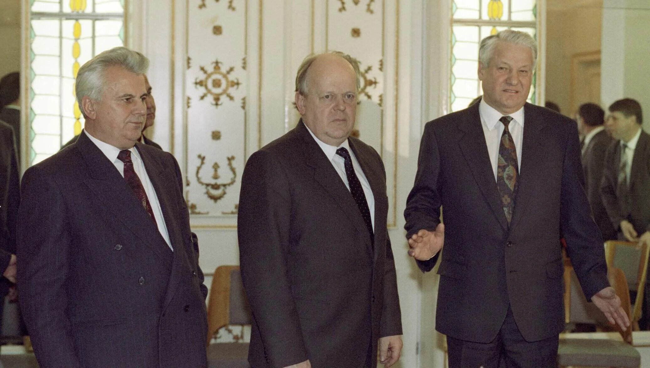 8 декабря 1991 года был подписан. Ельцин Кравчук и Шушкевич Беловежское соглашение. 8 Декабря 1991 года в Беловежской пуще было подписано соглашение о. Шушкевич СССР. 8 Декабря 1991 года Беложевская соглашение подписали руководители.