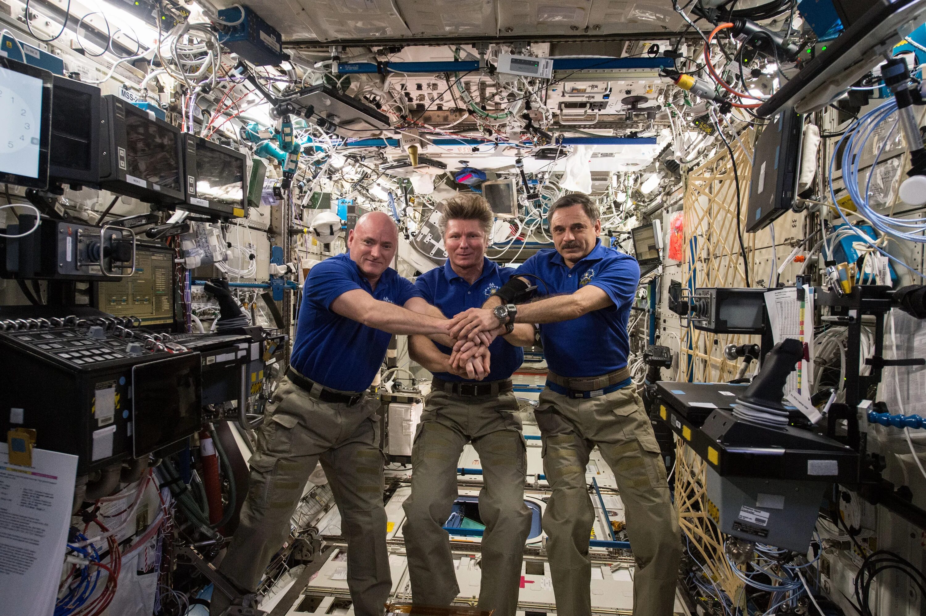Часть мкс. Станция МКС внутри. ISS МКС внутри. Международная Космическая станция изнутри. Космонавты на станции.