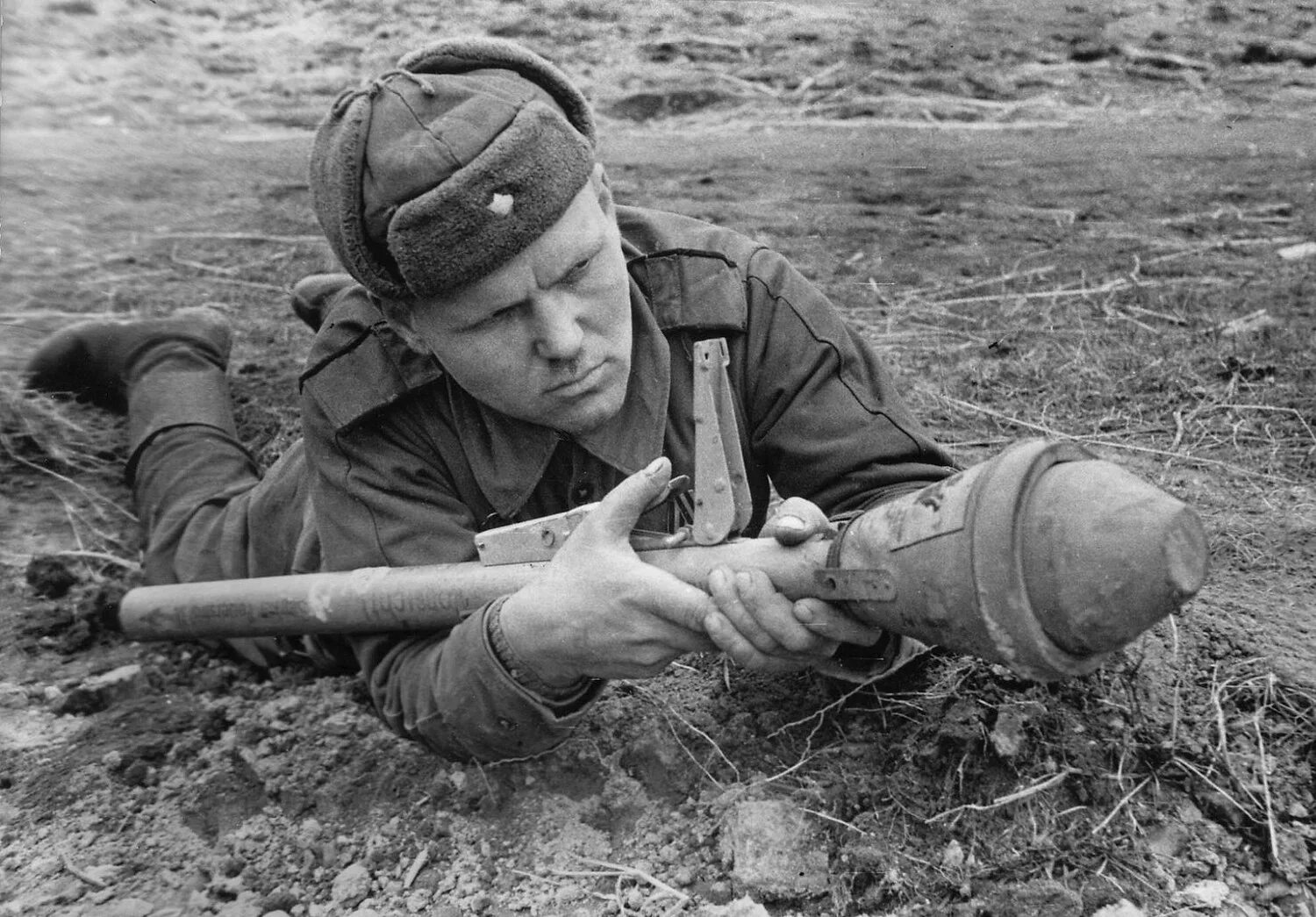 Военные 1941 1945. Георгий Семёнович Болтаев. Фаустпатрон. 1945 Фаустпатрон. Панцерфауст Великая Отечественная война.