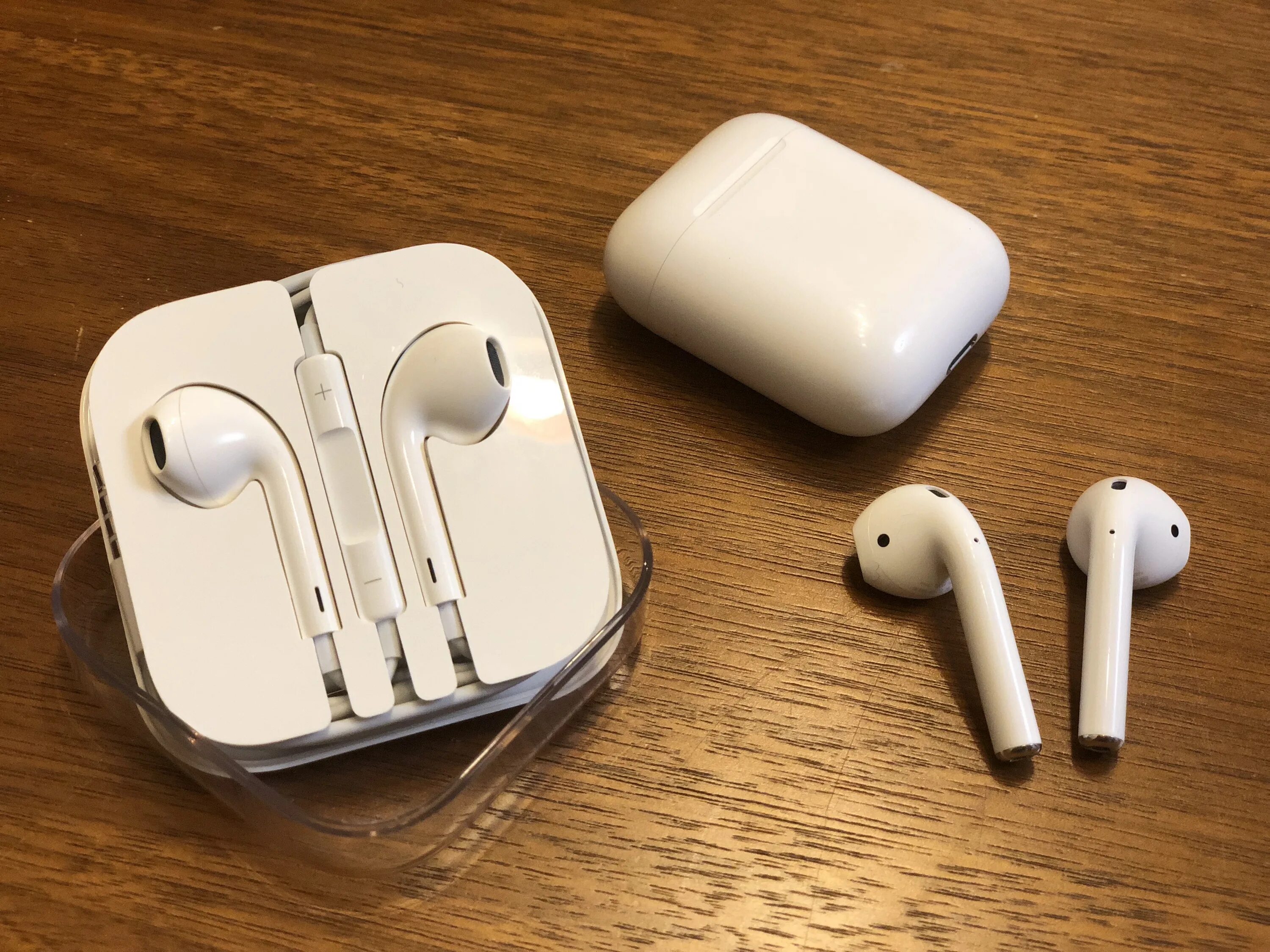 Старые airpods. AIRPODS 2.2. Аирподсы 1. Аирподсы 2 оригинал. Наушники аирподс 2.