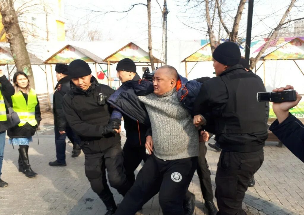 Новости часа в казахстане сегодня. Митинги в Казахстане. Казахи митинг. Митинги в Казахстане сегодня. Бунт в Казахстане 2021.