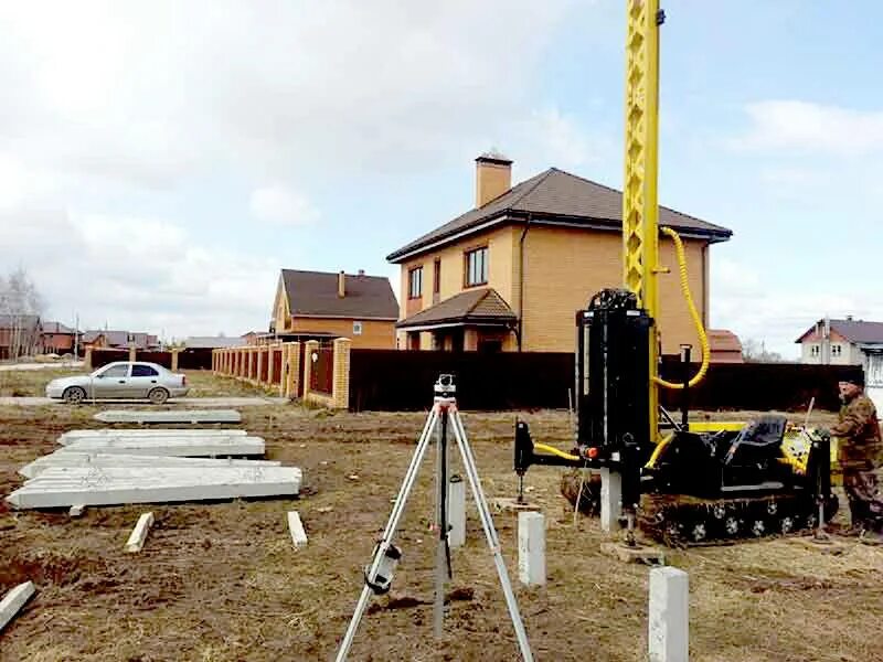 Стройматик сгк-200. Фундамент из забивных железобетонных свай. Забивка железобетонных свай. Вибротрамбованные сваи. Фундамент на забивных сваях.