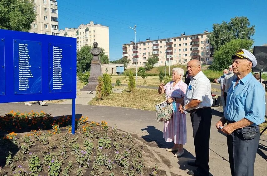 Когда дадут воду в железногорске курской сегодня. Сквер Первопроходцев Железногорск Курская. Железногорск Курская область сквер. Кемайкин Железногорск памятник. Сквер в Железногорске Курской области.