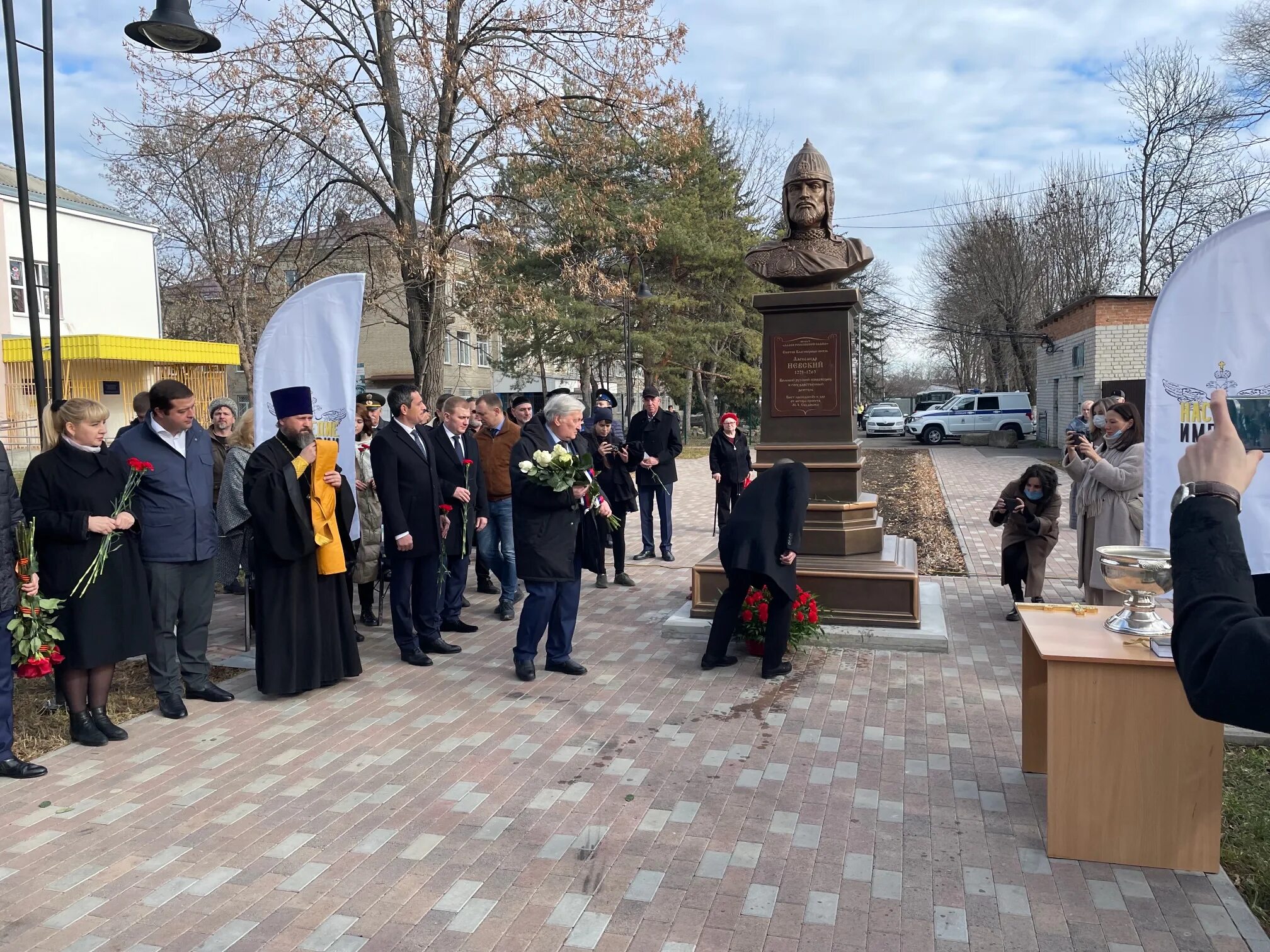 Открыли памятник александру. Памятник Александру Невскому в Ессентуках. Памятник святому в Ессентуках. Статуи святых в Ессентуках.