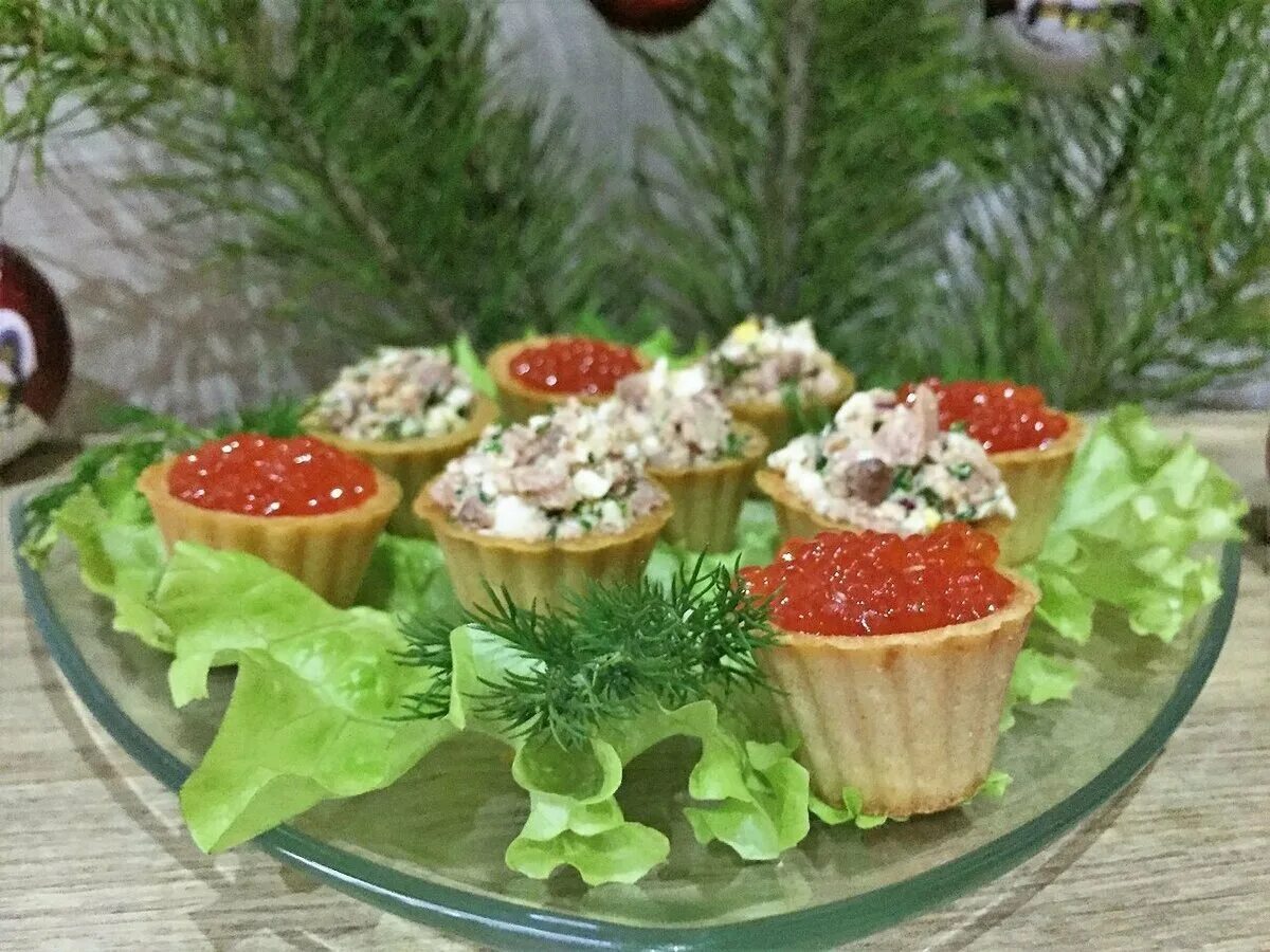 Канапе мухоморчики с черри. Новогодний салат "рождественский венок" и "ёлочка". Закуски с красной икрой. Фаршированные яйца грибочки мухоморы. Закуски на нг.