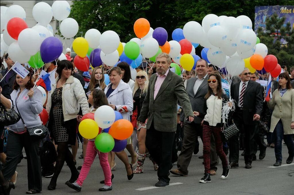 1 мая отменили. Первомайская демонстрация. Демонстрация 1 мая. Шествие 1 мая. Шествие рабочих первое мая.