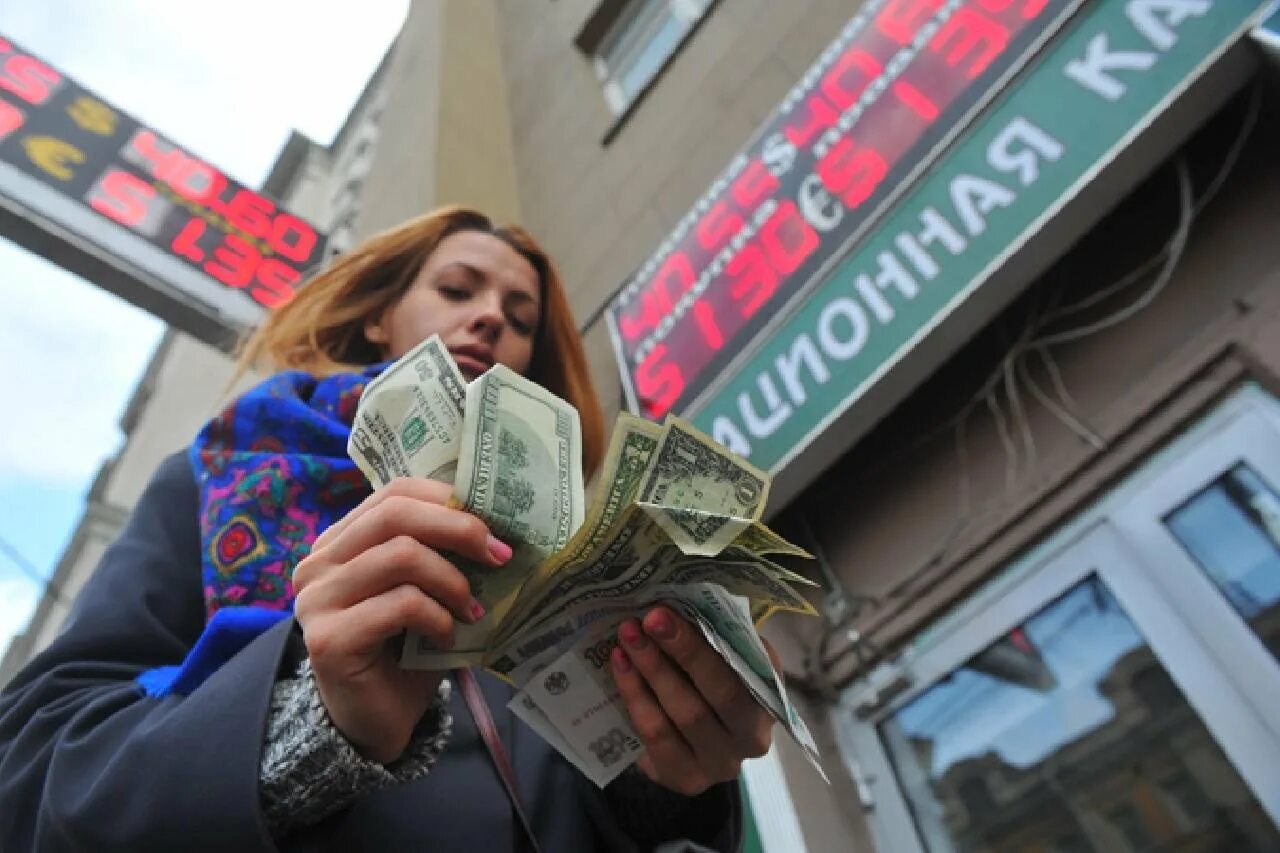 Почему раздают деньги. Россияне с долларами. деньги россиянам. россияне получают деньги. банк и вкладчик.