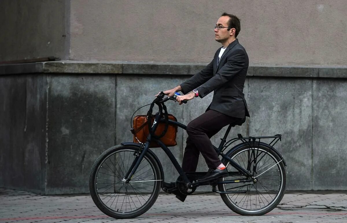 Ездить на работу на велосипеде. Человек на велосипеде. Мужчина на велосипеде. Костюм велосипед. Мужчина в костюме на велосипеде.