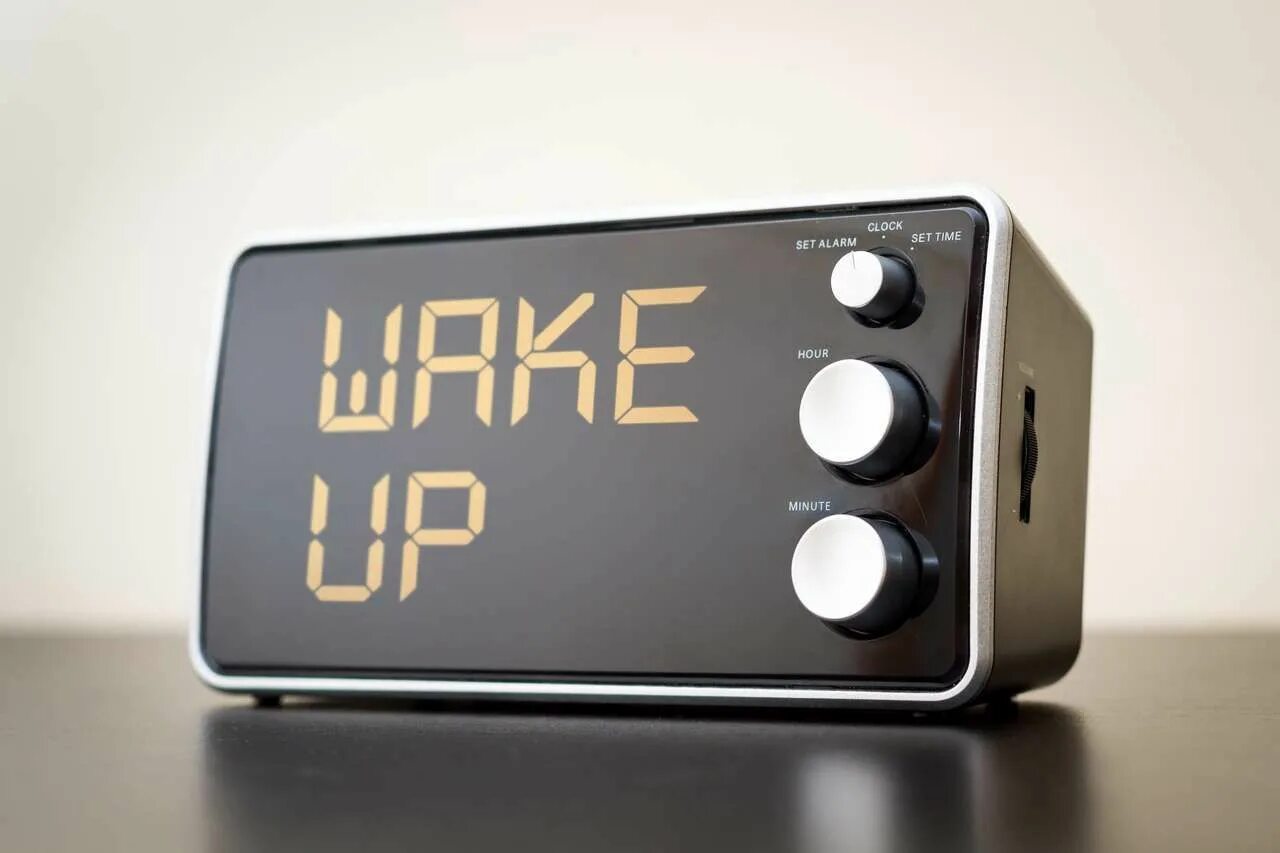 I get up my alarm clock rings. Set the alarm clock. электронный будильник ретро. будильник тигр. будильник далеко.