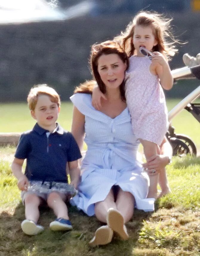 Фото кейт с детьми фотошоп. Кейт Миддлтон в детстве. Кейт Миддлтон и принц Джордж. Принц Уильям и Кейт Миддлтон. Кейт Миддлтон с детьми.
