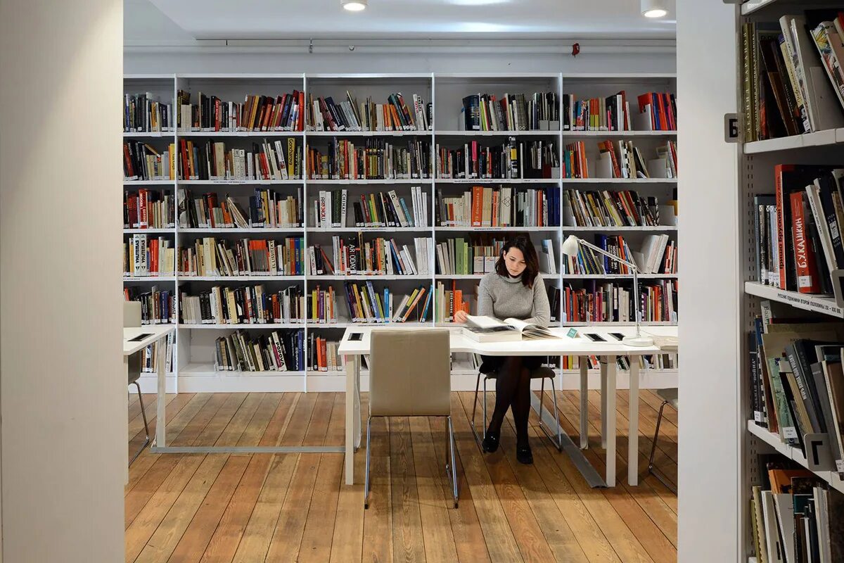 Современная библиотека с людьми. Книжный магазин внутри. Библиотека современных слов. Библиотека современных слов. Проект современной библиотеки.