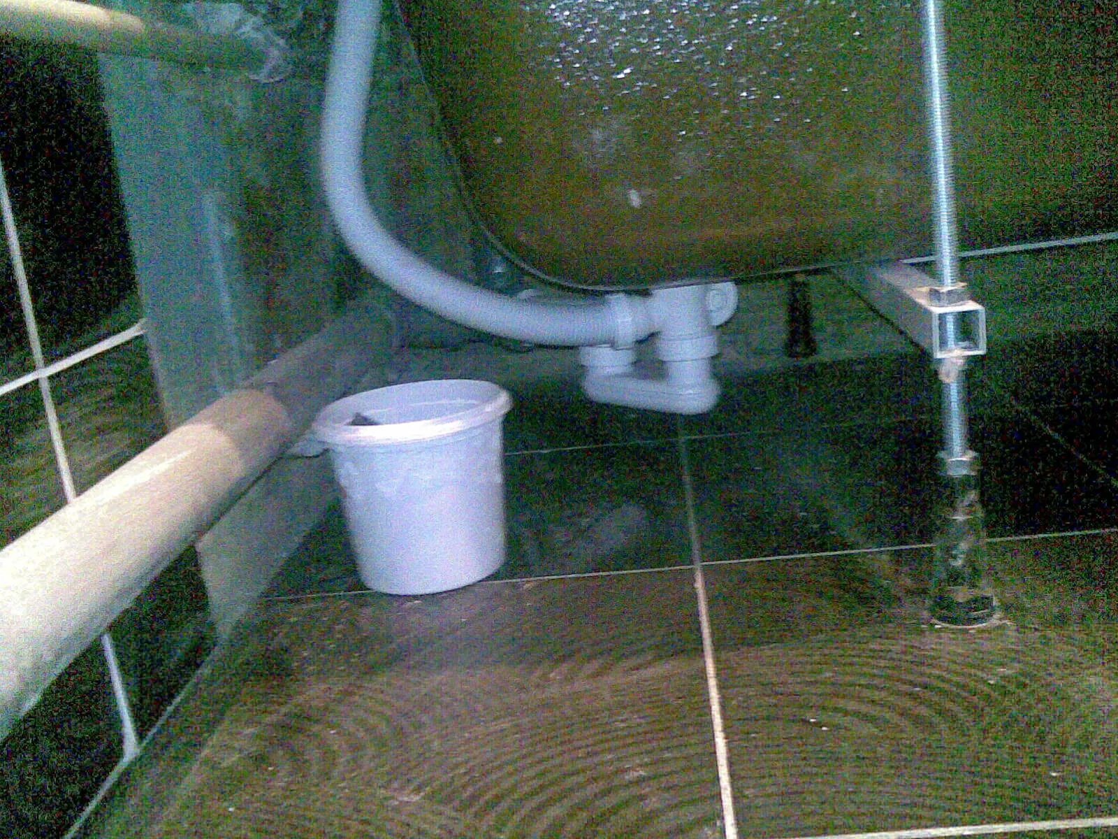 Вода в ванне не уходит