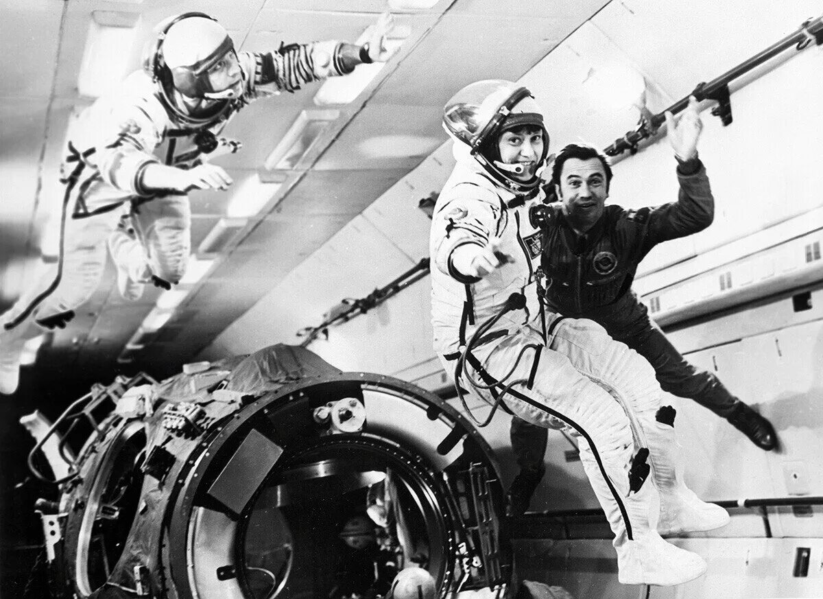 Гагарин время на орбите. Экипаж космического корабля Союз т7. Первый полет в космос СССР Савицкая.