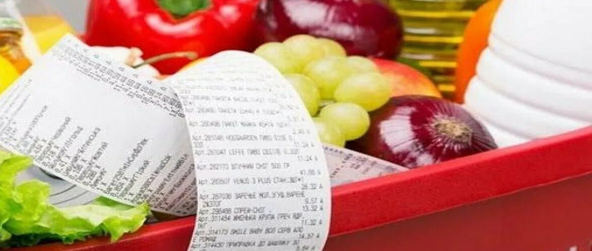 Натюрморт с деньгами. Деньги на тарелке. Продукт деньги и все. Товары и услуги в экономике. Экономия на продуктах.