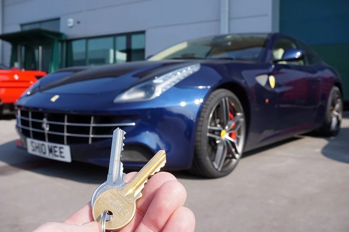 Keyed my car. Ключ Феррари. Ключи от Ferrari FF. Ключ от машины Феррари. Ключи от Феррари фото.