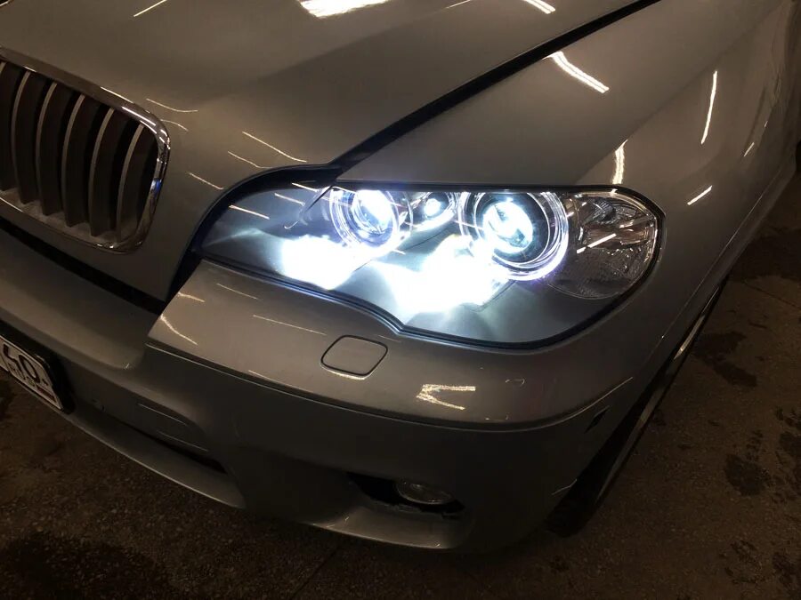 Bi led bmw. Led линзы x5 e70. Bi led BMW e70. Рестайлинг оптика e70. Bi led линзы х5 е53.