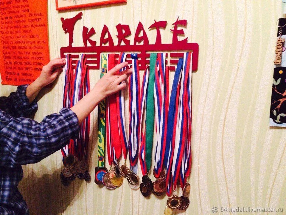 Повесить на английском. Вешать медали на стену. Стена развешанная медалями. Доска для наград и медалей на стену. На что повесить медали.