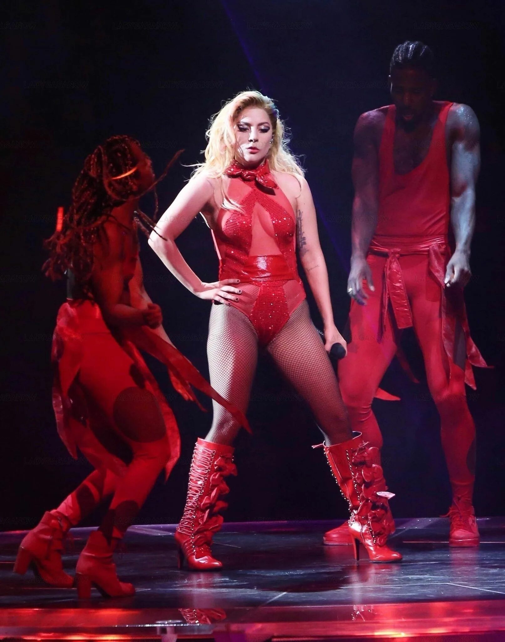 Леди гага 2012 концерт. Lady gaga 2009 the fame. Gaga tour. Леди гага джоанн. Gaga tour.
