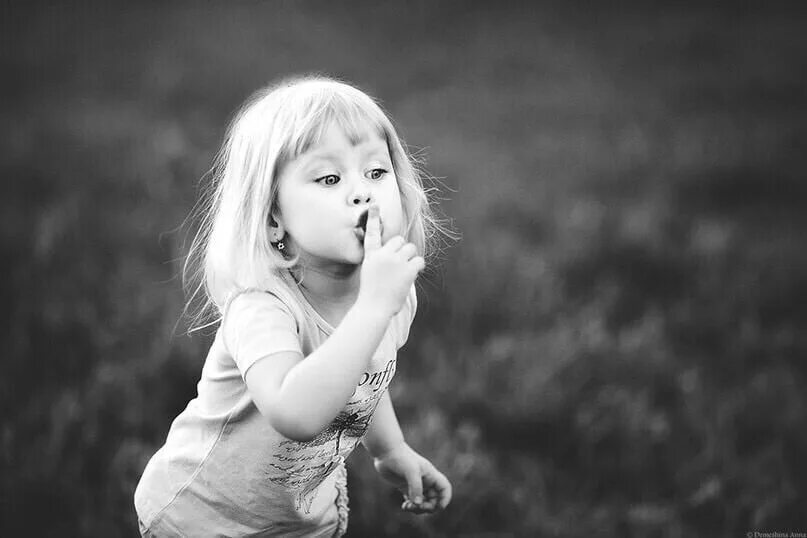 Молчат уста. Рот на замок. Женщина с закрытым ртом. Молчат уста. Мудрые изречения старцев.