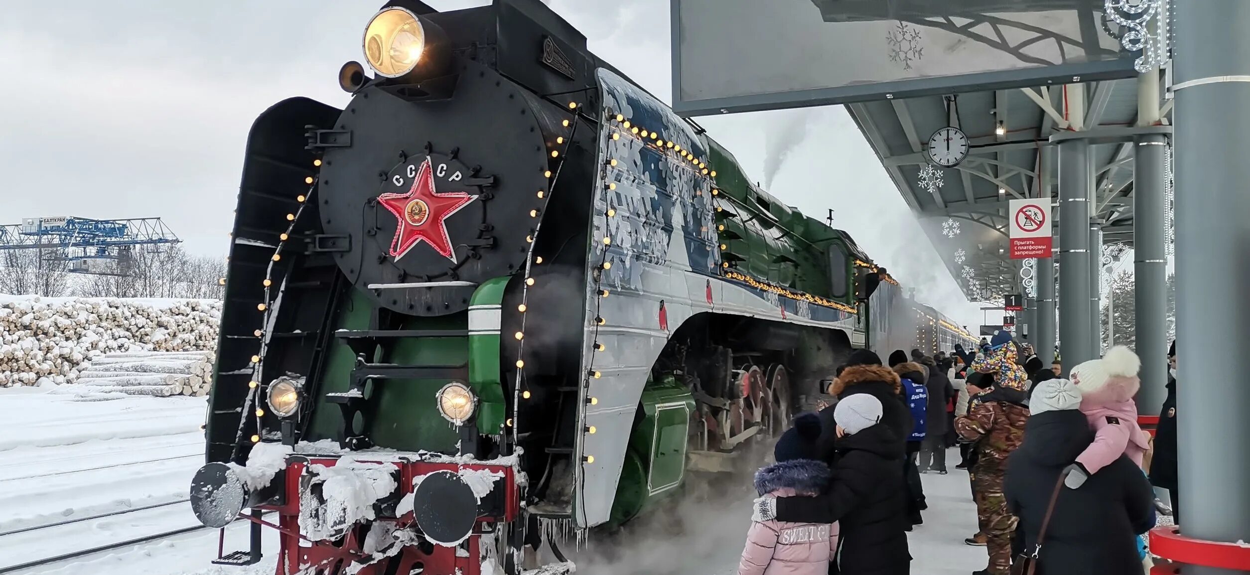 Туристический поезд сказка. Великий Устюг паровоз 2022. Поезд Деда Мороза в Вологде. Поезд Деда Мороза 2022 Вологда. Новогодний экспресс поезд в Великий Устюг.