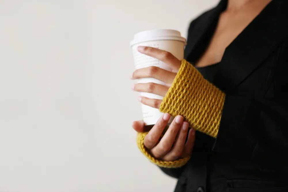 Держите в руках сладкое. Кофе в руках. Стаканчик кофе в руке. Рука держит стакан. Кофейный стаканчик в руке.