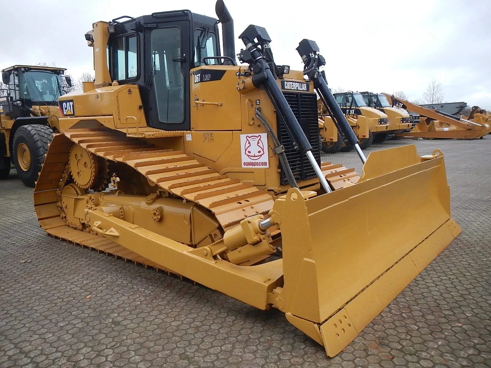 Бульдозер профессия. Caterpillar d7g STL. Caterpillar sem 636d. Машинист бульдозера. Бульдозерист экскаваторщик.