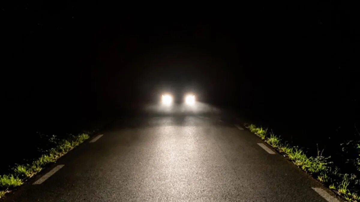 Дорога белела освещенная месяцем. Свет фар. Фары в темноте. Свет фар машины в темноте. Ночная дорога.