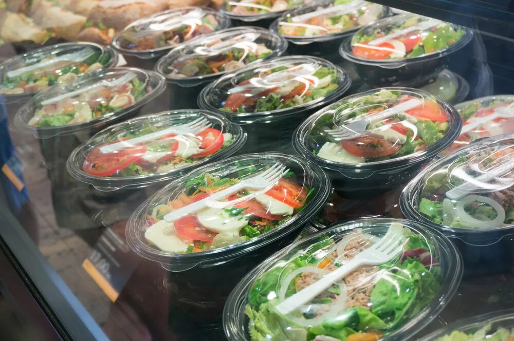 Продукция собственного приготовления. Салаты в супермаркетах. Витрина для салатов. Витрина для салатов. Блюда в столовой.
