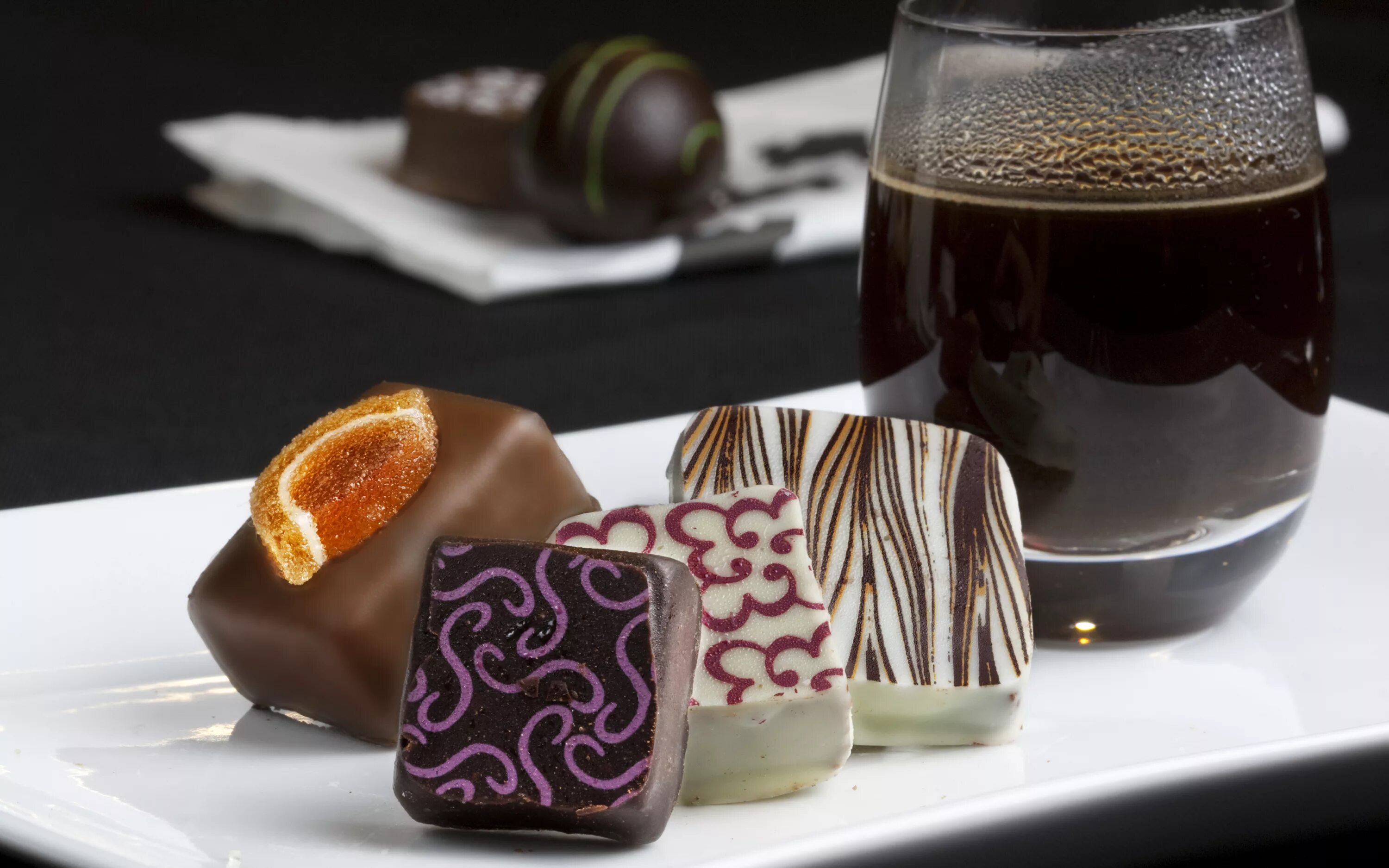 Конфеты мармелад в шоколаде. Шоколадные конфеты с мармеладом. Конфеты желейные красный октябрь смородина. Конфеты клюква в шоколаде. Мармеладные конфеты в шоколаде.